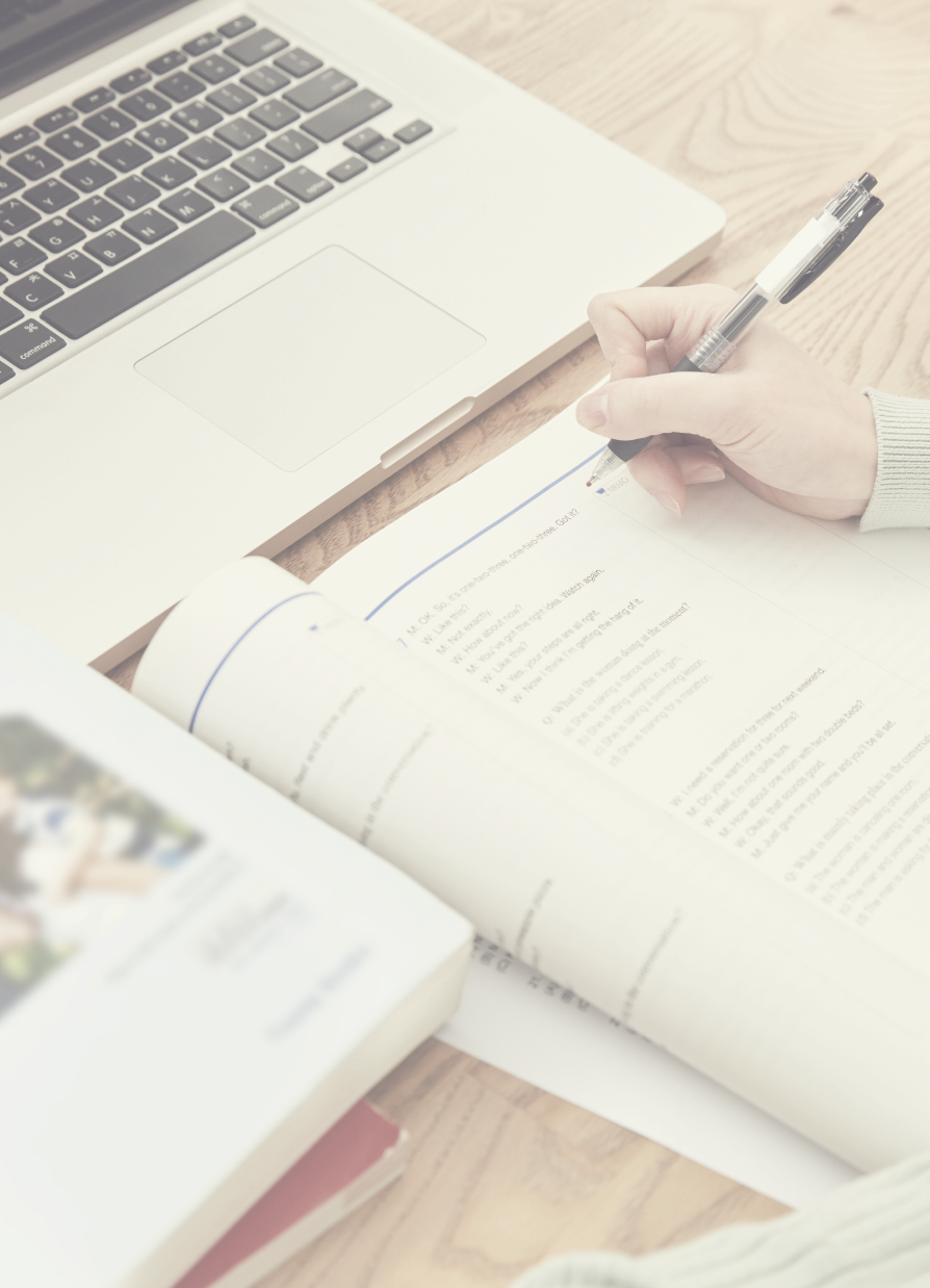 노트북과 문제집을 펴고 공부하는 사람의 손 사진